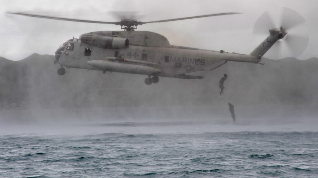 Marines with Reconnaissance Platoon, Battalion Landing Team 2/4, 11th Marine Expeditionary Unit, cast themselves from of a CH-53D Sea Stallion helicopter while practicing methods of insertion off the coast of Hawaii Sept. 18. The Marines were in Kaneohe Bay, Hawaii, Sept. 17-22 during final training before deploying with the 11th MEU Sept. 24.