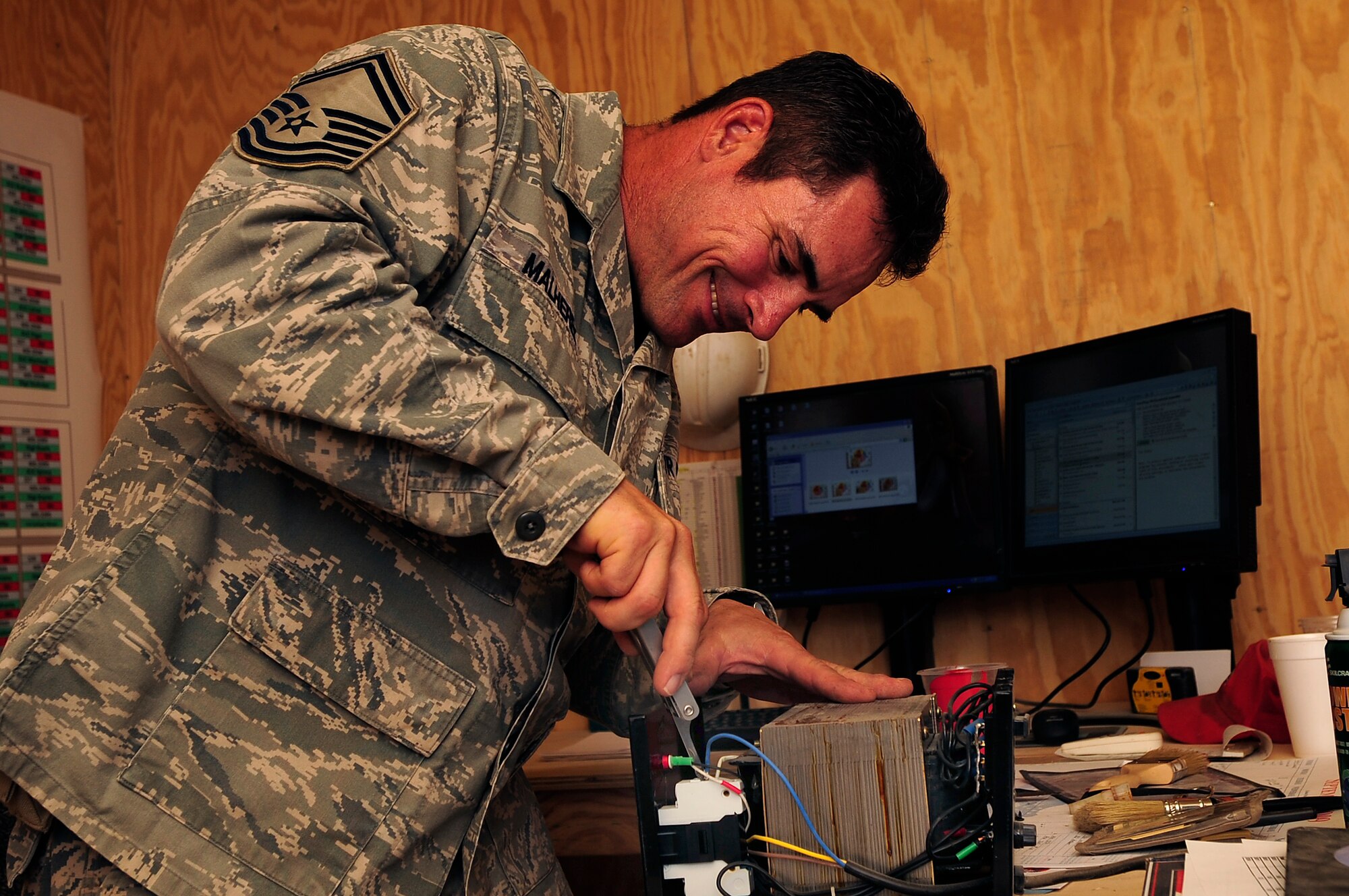 ALI BASE, Iraq - U.S. Air Force Senior Master Sgt. Jeff Malherek, site superintendent, 557th Expeditionary Red Horse Squadron, disassembles a piece of communications equipment Sep. 2, 2009. Sergeant Malherek is originally from Riverton, Minn. and is deployed here from Aviano Air Base, Italy.  (U.S. Air Force photo / Airman 1st Class Tony R. Ritter)