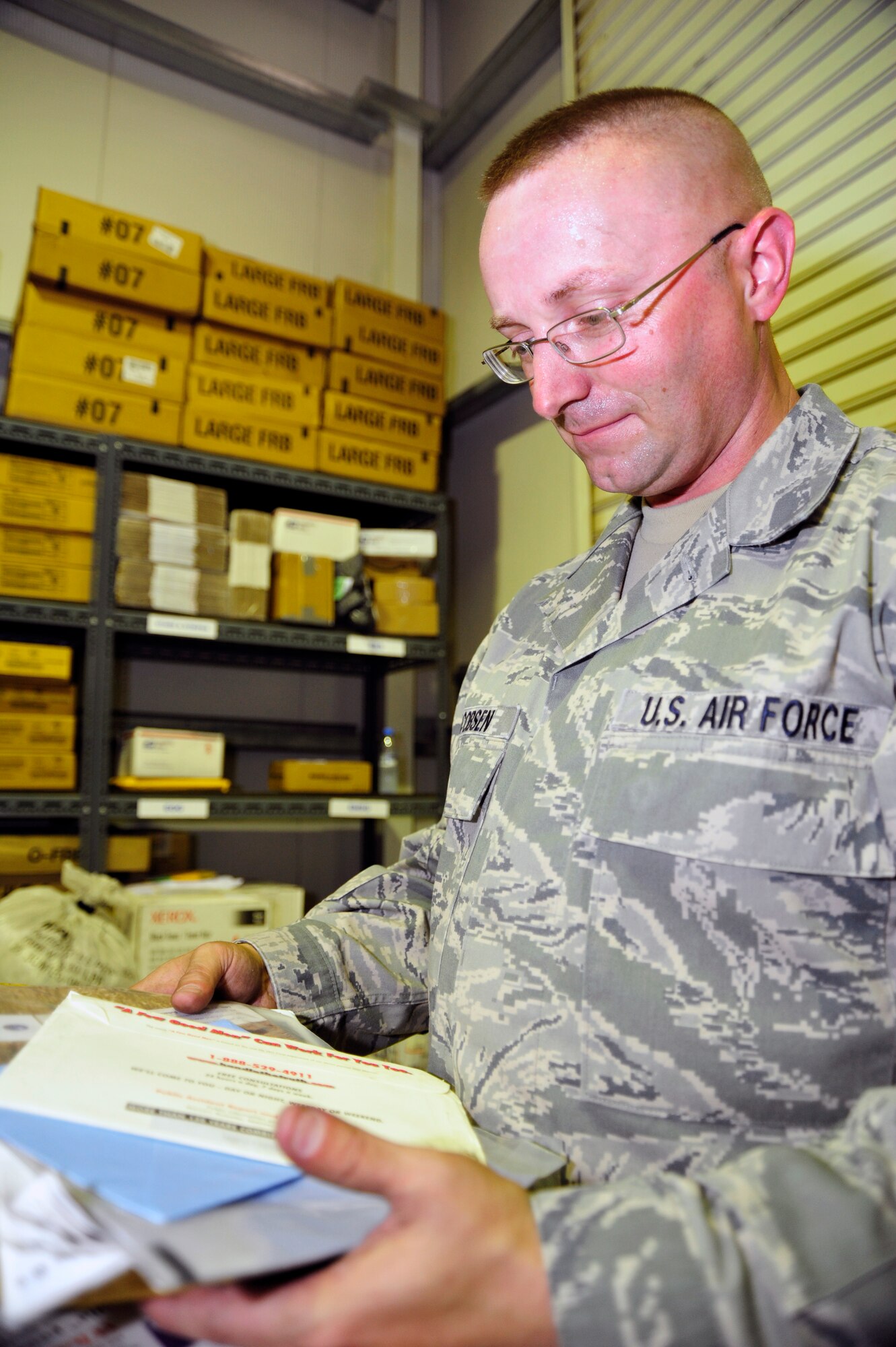 SOUTHWEST ASIA -Tech. Sgt. Dwight Jacobsen, 380th Expeditionary Communications Squadron, sorts mail to assist with a larger than normal shipment Sept. 17, 2009. Sergeant Jacobsen is deployed from Barksdale Air Force Base, La., and hails from Radcliff, Ky. (U.S. Air Force photo/Tech. Sgt. Charles Larkin Sr)