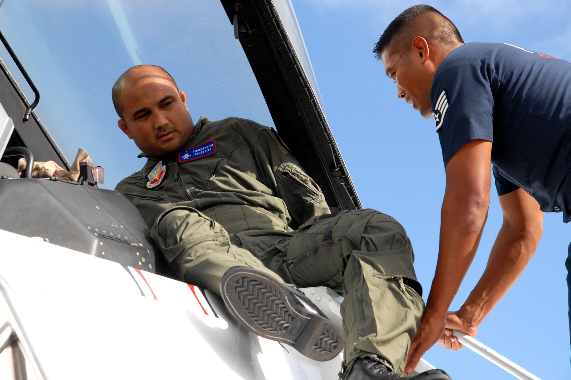 HICKAM AIR FORCE BASE, Hawaii -- B.J. Penn, Ultimate Fighting Championship Lightweight Champion, gets off of an F-16 Fighting Falcon after an orientation flight with the Thunderbirds, U.S. Air Force Air Demonstration Squadron, here, Sep. 18. During the flight, they performed ariel combat maneuvers pulling more than nine G's at one point. (U.S. Air Force photo/Staff Sgt. Mike Meares)