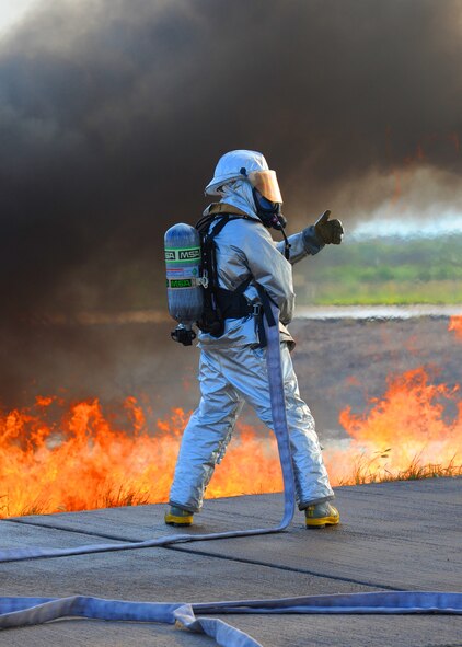 DYESS AIR FORCE BASE, Texas – Air Force National Guardsman Tech. Sgt. Brad Harmon, 140th Civil Engineer Squadron, Buckley, Colo., prepares to extinguish a controlled pit fire during a training exercise here Sept. 19. Six guardsmen from Buckley came to Dyess to perform their annual two weeks of training with Dyess firefighters, to get the latest firefighting training. (U.S. Air Force photo by Senior Airman Jennifer Romig)
