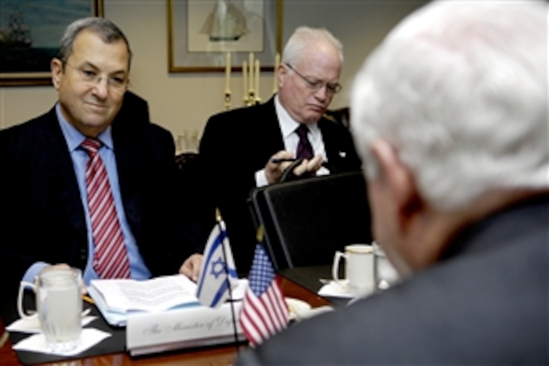 Israeli Minister of Defense Ehud Barak, left, speaks with U.S. Defense Secretary Robert M. Gates, foreground, during a Pentagon meeting on bilateral defense issues, Sept. 21, 2009.