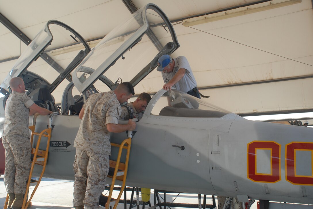 Wayne Dettinger, a Sikorsky egress mechanic with Marine Fighter Training Squadron 401, instructs ground combat officers attending the Weapons and Tactics Instructor course in ejection and emergency egress procedures from an F-5F Tiger II at the Marine Corps Air Station in Yuma, Ariz., Sept. 22, 2009. The students were preparing for a flight to show them what a close air support mission looks like from a pilot’s point of view.