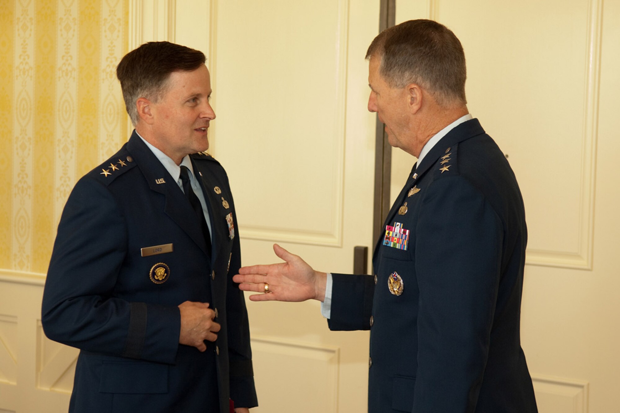 Lt. Gen. Ted Bowlds (right), Electronic Systems Center commander, talks with Lt. Gen. William Lord, Air Force chief of warfighting integration and chief information officer, Sept. 21, 2009, during this year's Net-centric Operations Conference, held in New Castle, N.H.  (Air Force photo/Rick Berry)