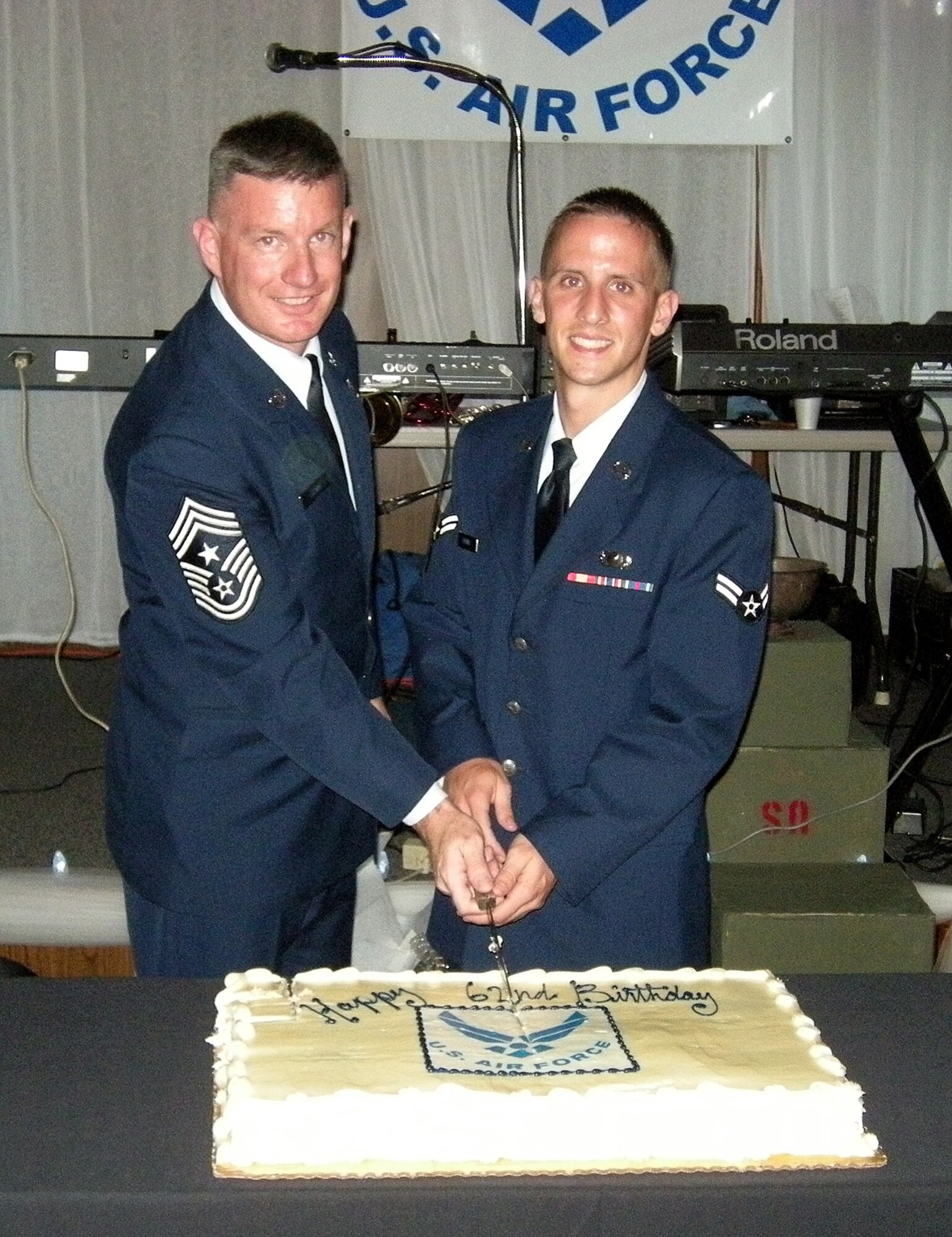 Chief Master Sgt. Stephen Ludwig, SMC command chief master sergeant and Airman First Class Daniel Bodine, 61st Air Base Wing, shared the honors of cutting the cake at the American Legion Post 291's Air Force 62nd Anniversary celebration at Newport Harbor, Sept. 19.  (Photo by LaGina D. Jackson)