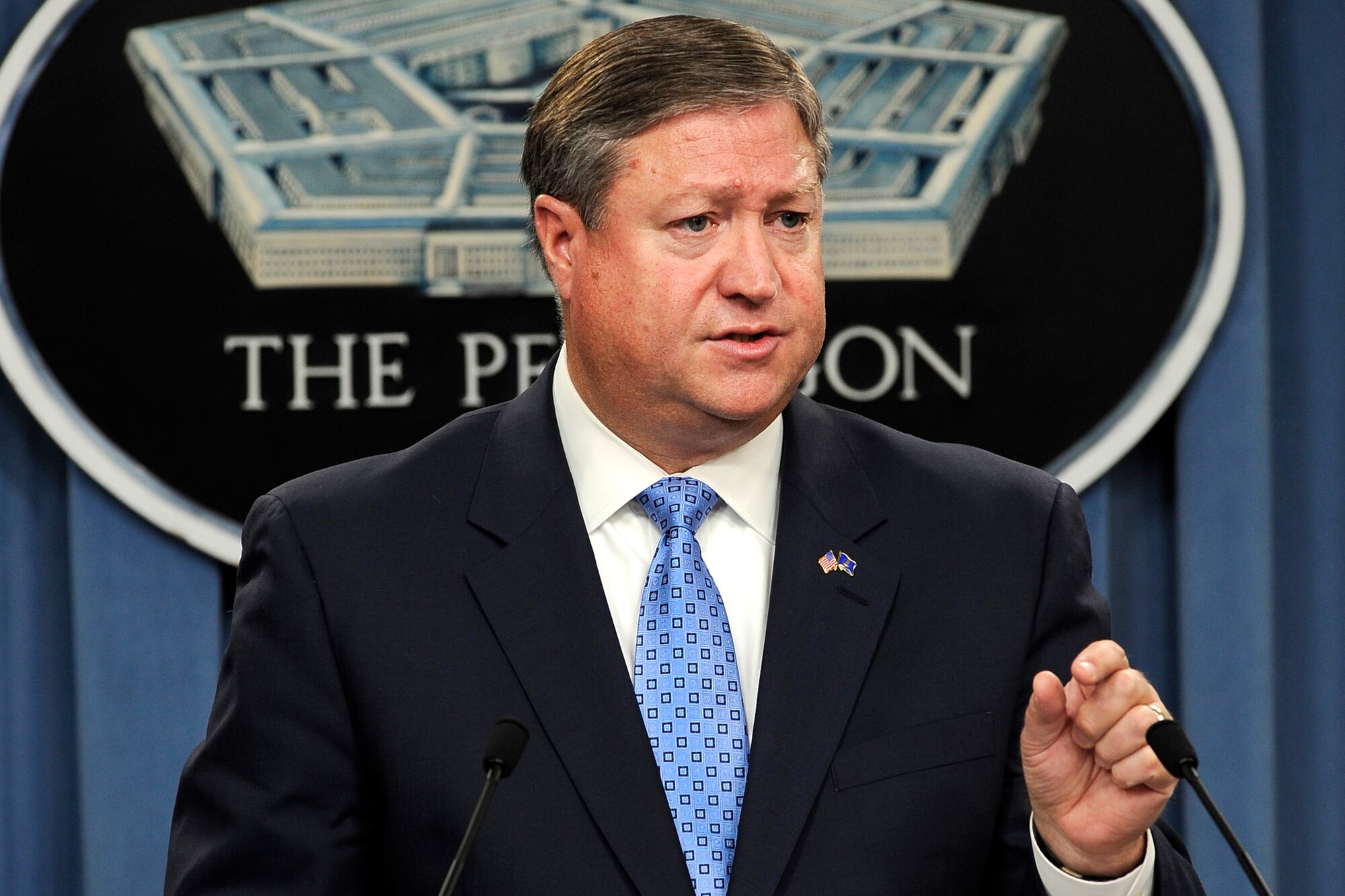 Secretary of the Air Force Michael Donley speaks with members of the press about the Air Force KC-X aerial tanker program during a press conference at the Pentagon, Sept. 24, 2009.  (Defense Department photo/Cherie Cullen)