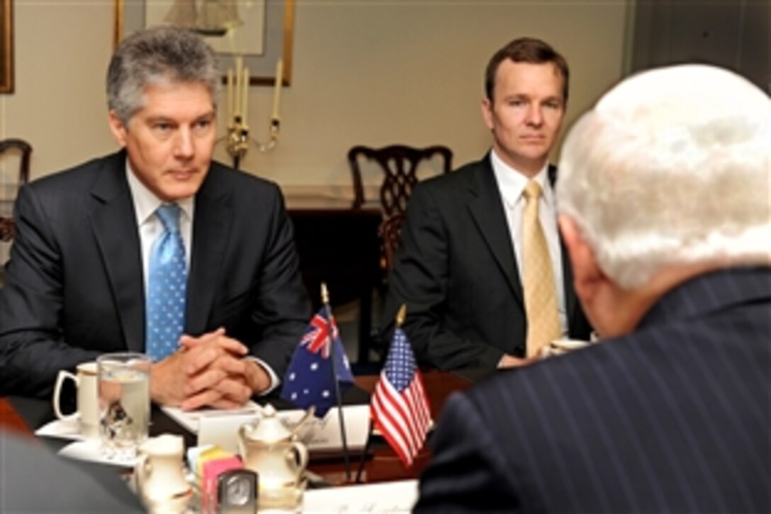 Australian Foreign Minister Stephen Smith, left, meets with U.S. Defense Secretary Robert M. Gates, right foreground, at the Pentagon, Sept. 28, 2009. Australian Deputy Chief of Staff Andrew Dempster, center, also participated in the talks to discuss a range of bilateral security issues.