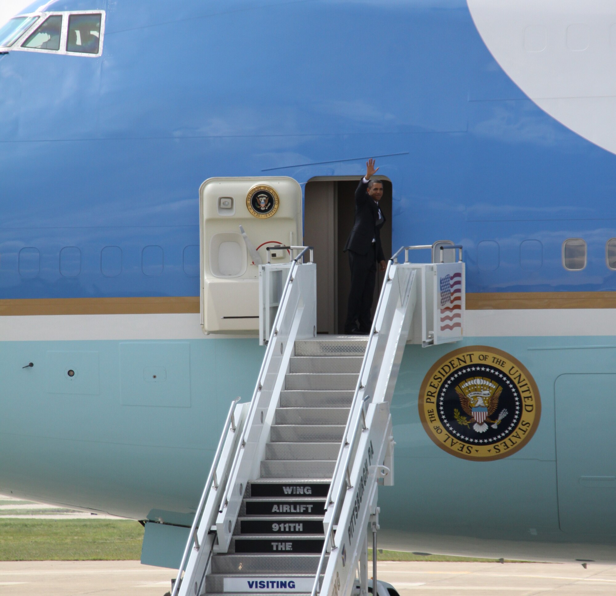 President Barack Obama about to board Air Force One at the 911th Airlift Wing, Pittsburgh, Pa. The Presidents was here to speak at the American Federation of Labor and Congress of Industrial Organizations (AFL-CIO) convention in Pittsburgh, Pa. on September 15, 2009. (Air Force photo by Staff Sgt. Daniel Irwin.)