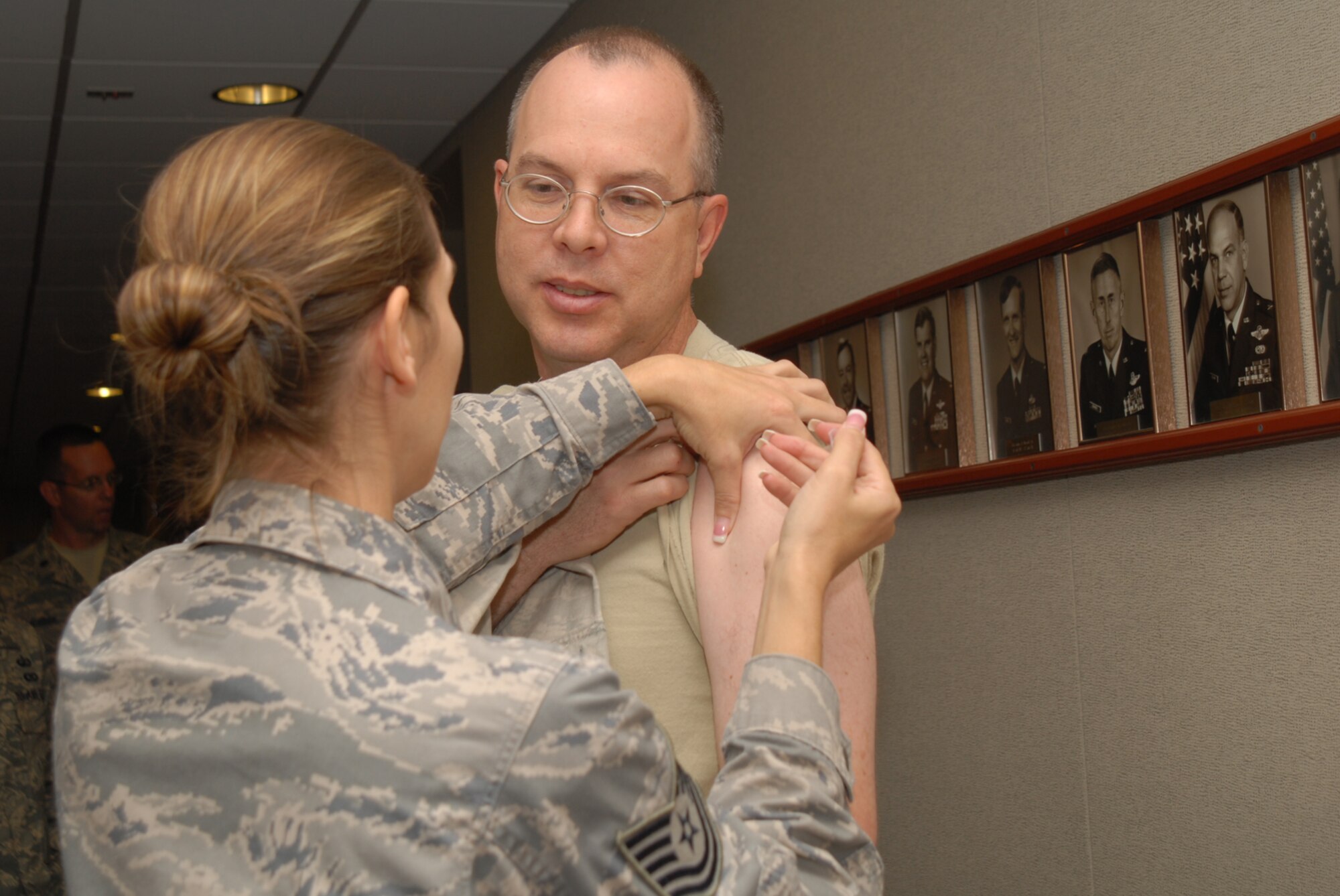 GOODFELLOW AIR FORCE BASE, Texas -- Col. David Rearick, 17th Training Wing vice commander, receives his flu shot from Tech. Sgt. Nicole Melius, 17th Medical Group, during the initial vaccination here, Sept. 29, 2009. (U.S. Air Force photo/Staff Sgt. Laura R. McFarlane)
