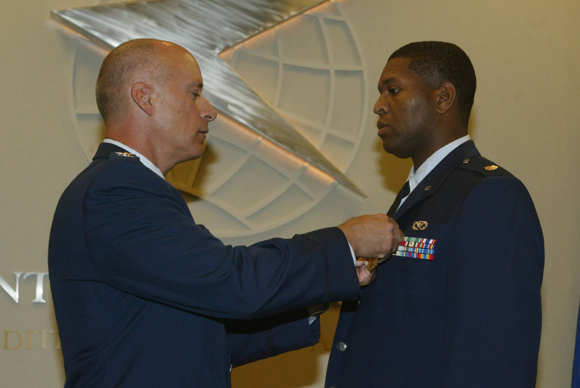 Col. Jon Andre, vice commander, Headquarters 22nd Air Force, presents the Air Force Commendation Medal to Maj. Andre Wright for exceptional service while deployed to Balad Air Base, Iraq Sep. 13. (U.S. Air Force photo/Don Peek)
