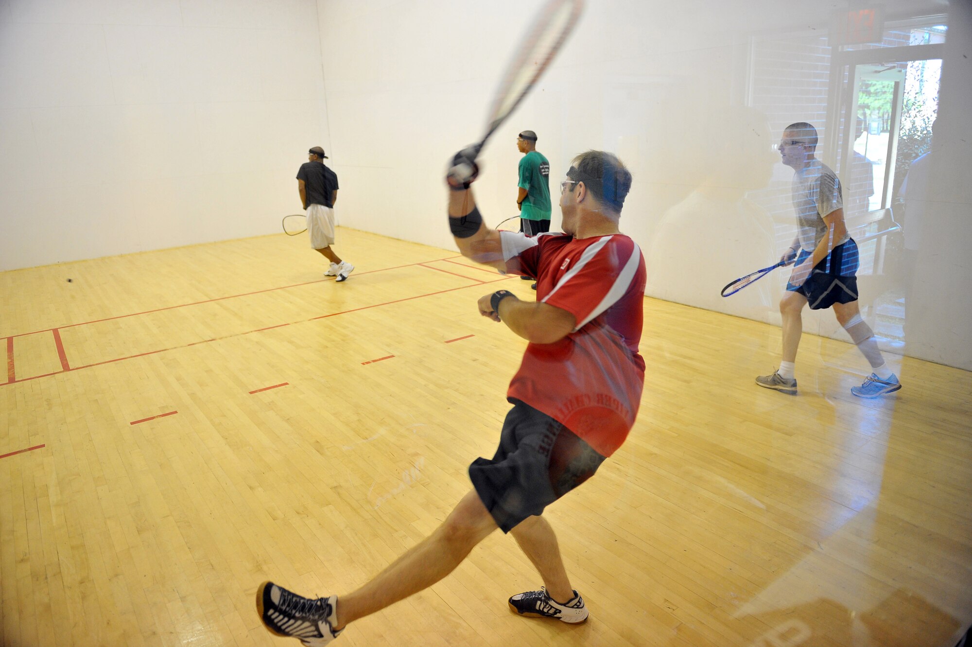SHAW AIR FORCE BASE, S.C. -- Competitors of the 20th Fighter Wing and 9th Air Force face off in the racquet ball finals during the 2009 Viper Challenge Sept. 29. The annual event allows for unit teams to go head-to-head in different sporting events throughout the day. The team that accumulates the most points receives the coveted Commander's Cup. (U.S. Air Force photo/Senior Airman Kathrine McDowell)
