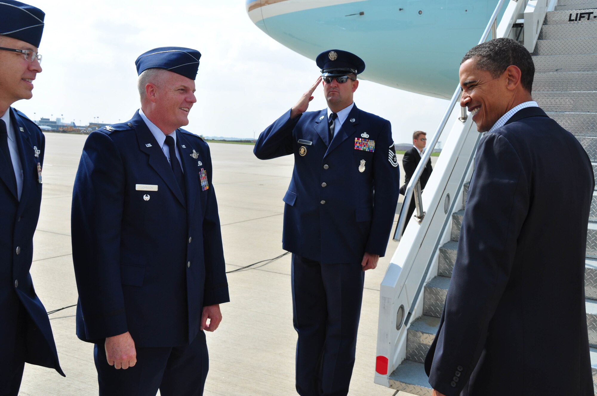 Col. Tim Tarchick (left) and Col. Jim Johnson, 133rd Airlift Wing vice commander, bid farewell to President Barack Obama following his visit to Minneapolis Sept. 12. (Air Force Photo/Master Sgt. Paul Zadach)