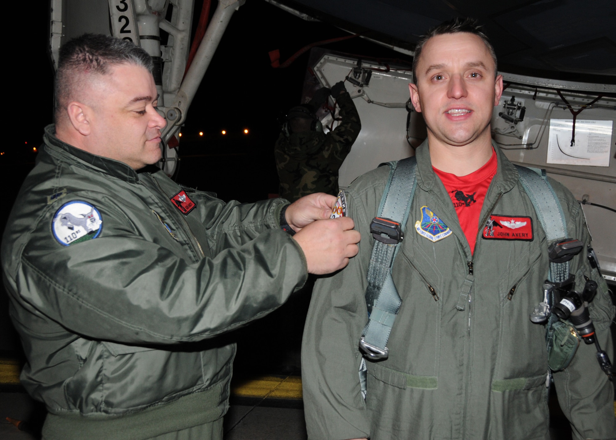 Lt. Col. Ken "Willie B" Eaves, 110th Bomb Squadron commander, awards Maj. John "Fokker" Avery, 110th BS chief weapons officer, his 1000 hours patch for attaining the 1000 flying hours milestone in the B-2 bomber, March 19, at Whiteman AFB, Missouri.  Avery joins an elite group of 131st Bomb Wing Missouri Air National Guard pilots: Lt. Col. Michael Means who achieved this milestone almost three years ago while on active duty; Lt. Col. Rhett Binger, Jun 2009; and Maj. Jared Kennish, Oct.2009; (Air Force Photo by Master Sgt. Mary-Dale Amison.  RELEASED)