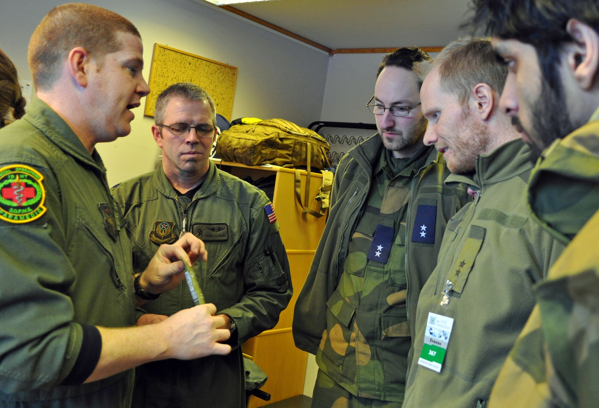 EVENES, Norway – Master Sgt. John Parish, 352nd Special Operations Group, RAF Mildenhall, United Kingdom, explains the benefits of quick-clot combat gauze to a group of Norwegian medics during Exercise COLD RESPONSE 10, an annual multinational exercise.  Sergeant Parish and Lt. Col. David Luther, center, made up a two-member medical team deployed with the 352nd SOG to participate in the exercise.  More than 200 352nd SOG  Air Commandos deployed to the exercise, which involved more than 8,000 participants from 14 nations.  (U.S. Air Force photo/Tech. Sgt. Marelise Wood)