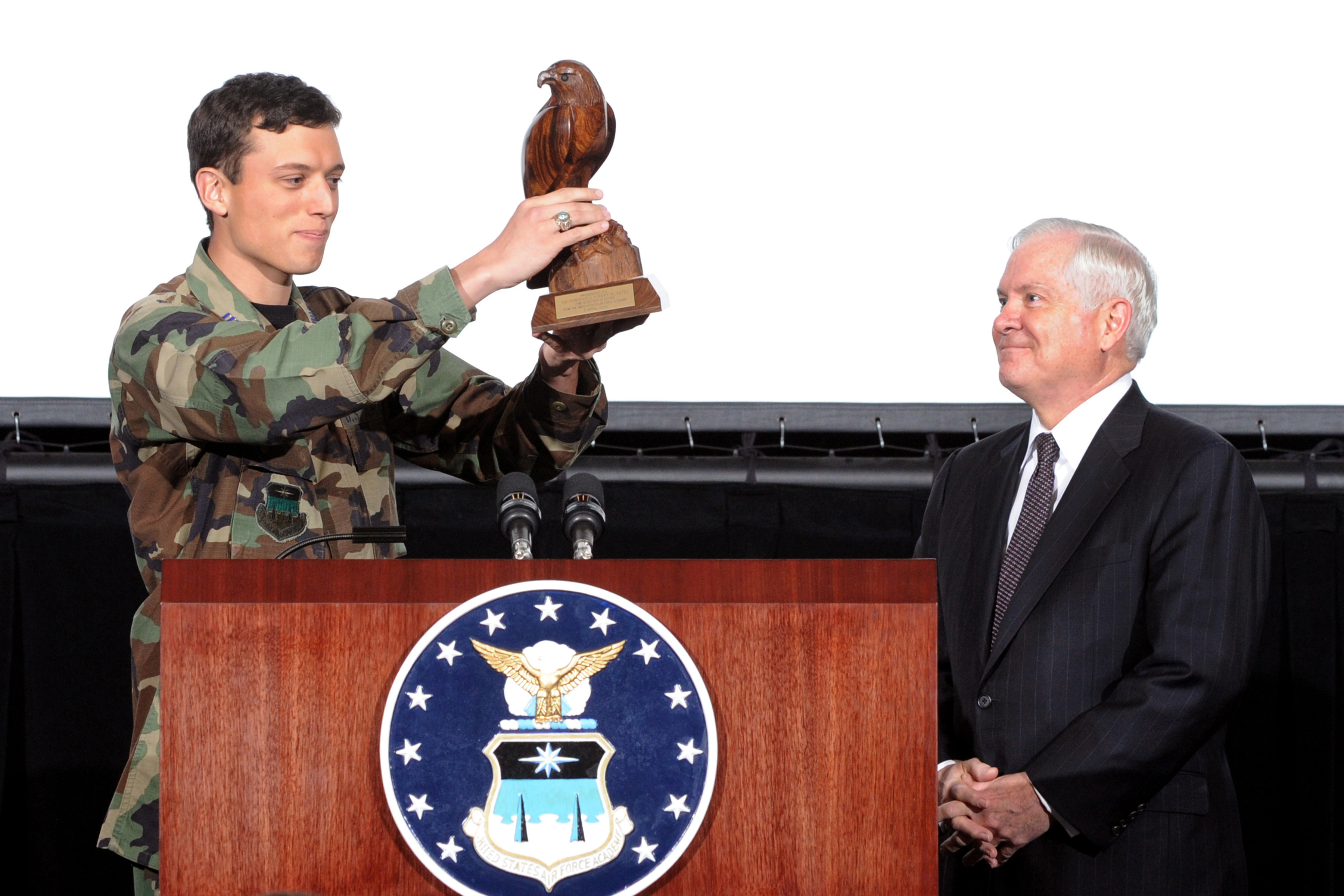 Gates Air Force needs leaders with courage' > United States Air Force Academy > News