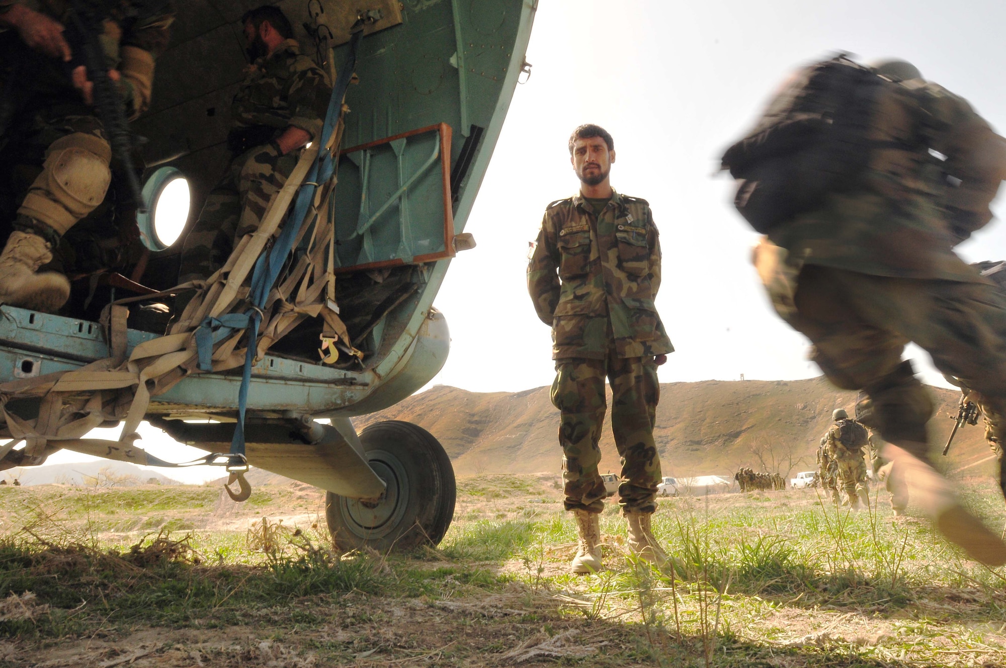 Afghan commandos from the 6th Commando Kandak rush off an Afghan National Army Air Corps Mi-17 helicopter April 1, 2010, during training at Camp Morehead near Kabul, Afghanistan. (US Navy photo by Mass Communication Specialist 2nd Class David Quillen/ RELEASED)