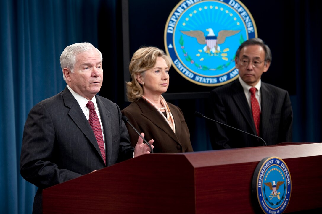 Defense Secretary Robert M. Gates, left, Secretary of State Hillary Clinton and Energy Secretary Steven Chu conduct a press conference to discuss the Nuclear Posture Review at the Pentagon, April 6, 2010.