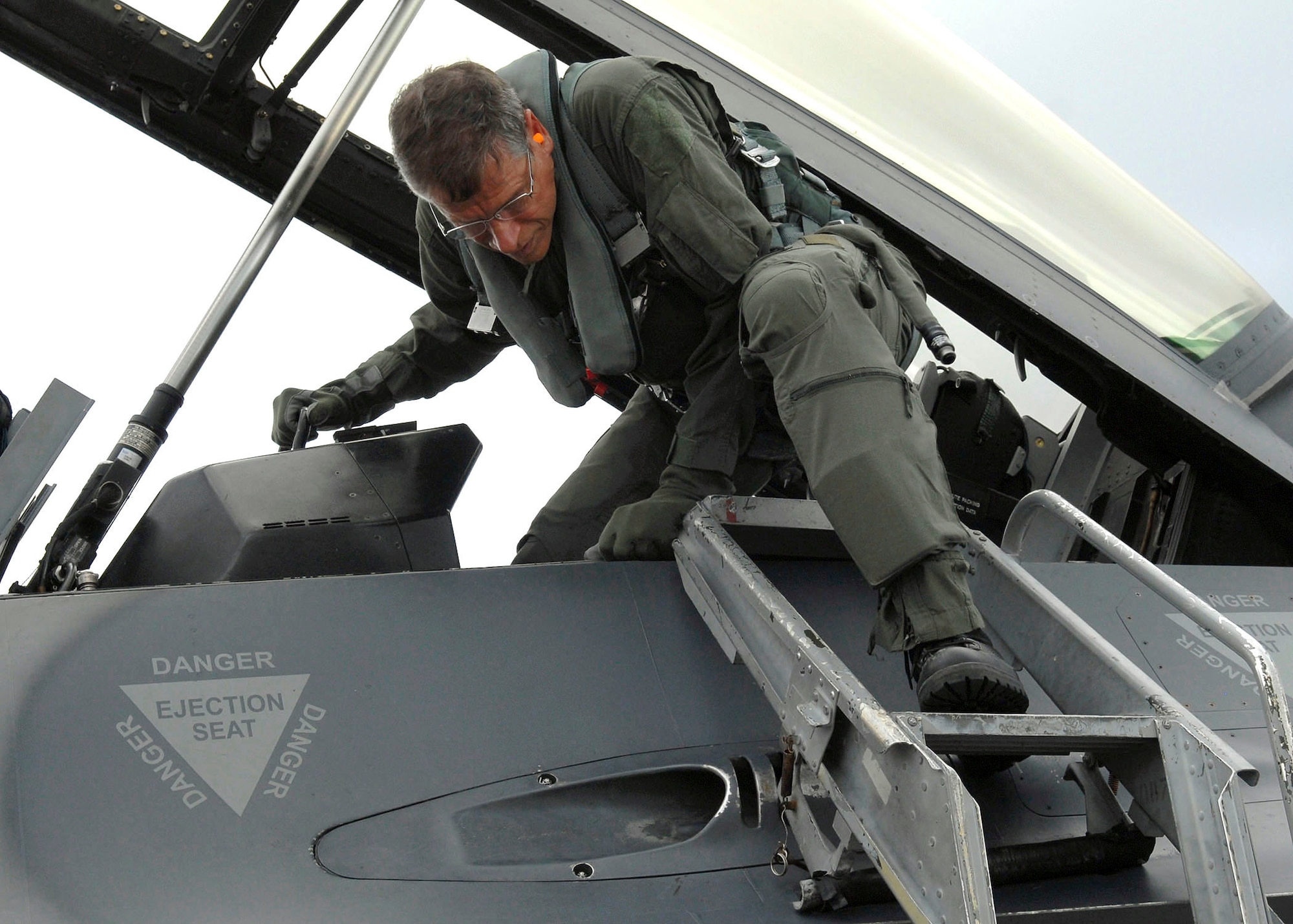 Mr. Lee Webber, President and Publisher for The Honolulu Advertiser, climbs down the ladder of a F-16 Falcon, after an incentive flight, on the flightline, Joint Base Pearl Harbor Hickam, Hawaii, Apr. 7, 2010. (U. S. Air Force photo/Tech. Sgt. Jerome S. Tayborn)