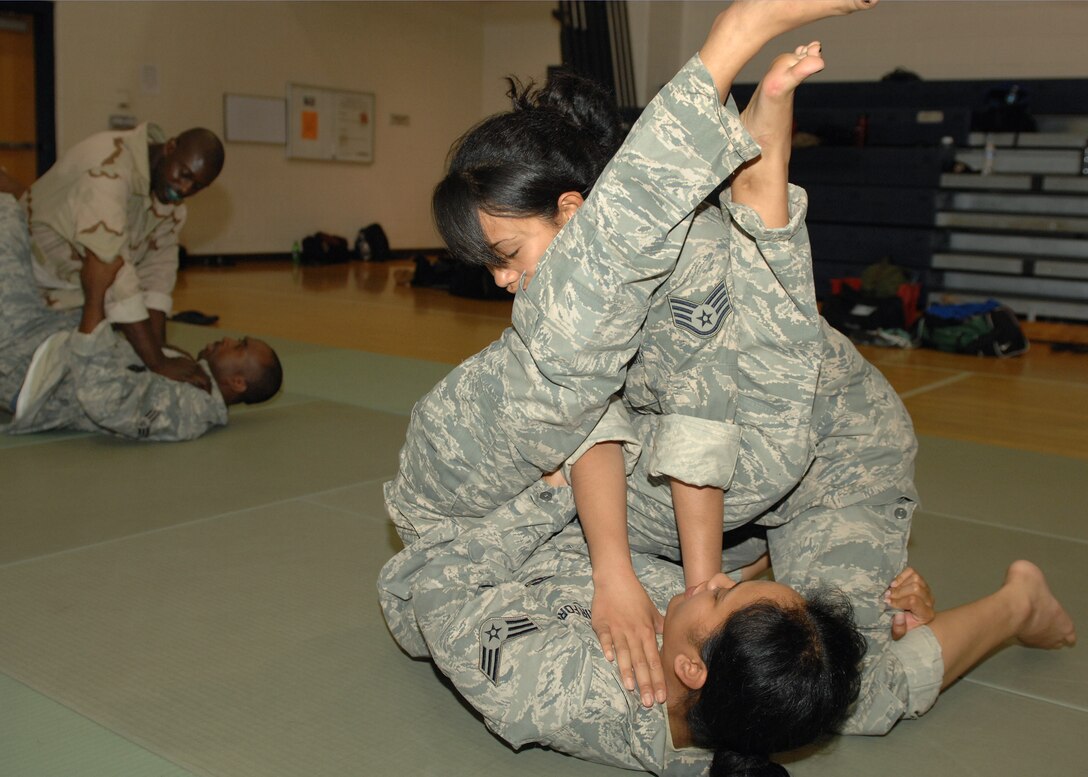 LANGLEY AIR FORCE BASE, Va. - Staff Sgt. Koreta Keke-Warmke, 633d Security Forces Squadron response force leader, and Airman 1st Class Selesitila Tu’ufuli, 633d Security Forces Squadron patrolman, practice maneuvers during Modern Army Combatives training April 6. For the first time, Langley and Fort Eustis Service members merged in a session of combatives, which is the Army's version of hand-to-hand combat training.(U.S. Air Force photo/Airman 1st Class Gul Crockett)
