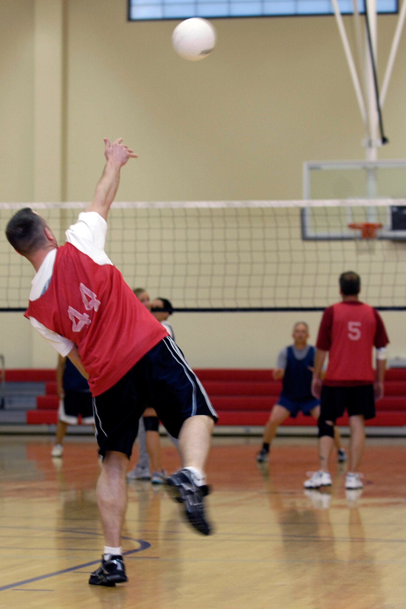VANDENBERG AIR FORCE BASE, Calif. -- With a slap of the palm, Chris Previte, a member of the 30th Force Support Squadron/Mission Support Group team, kicks off the start of the game with a serve against the 18th Intelligence Squadron team here Wednesday, April 7, 2010. The 18th IS won the game 2-0 against the 30th FSS/MSG team. (U.S. Air Force photo/Airman 1st Class Andrew Lee) 
 