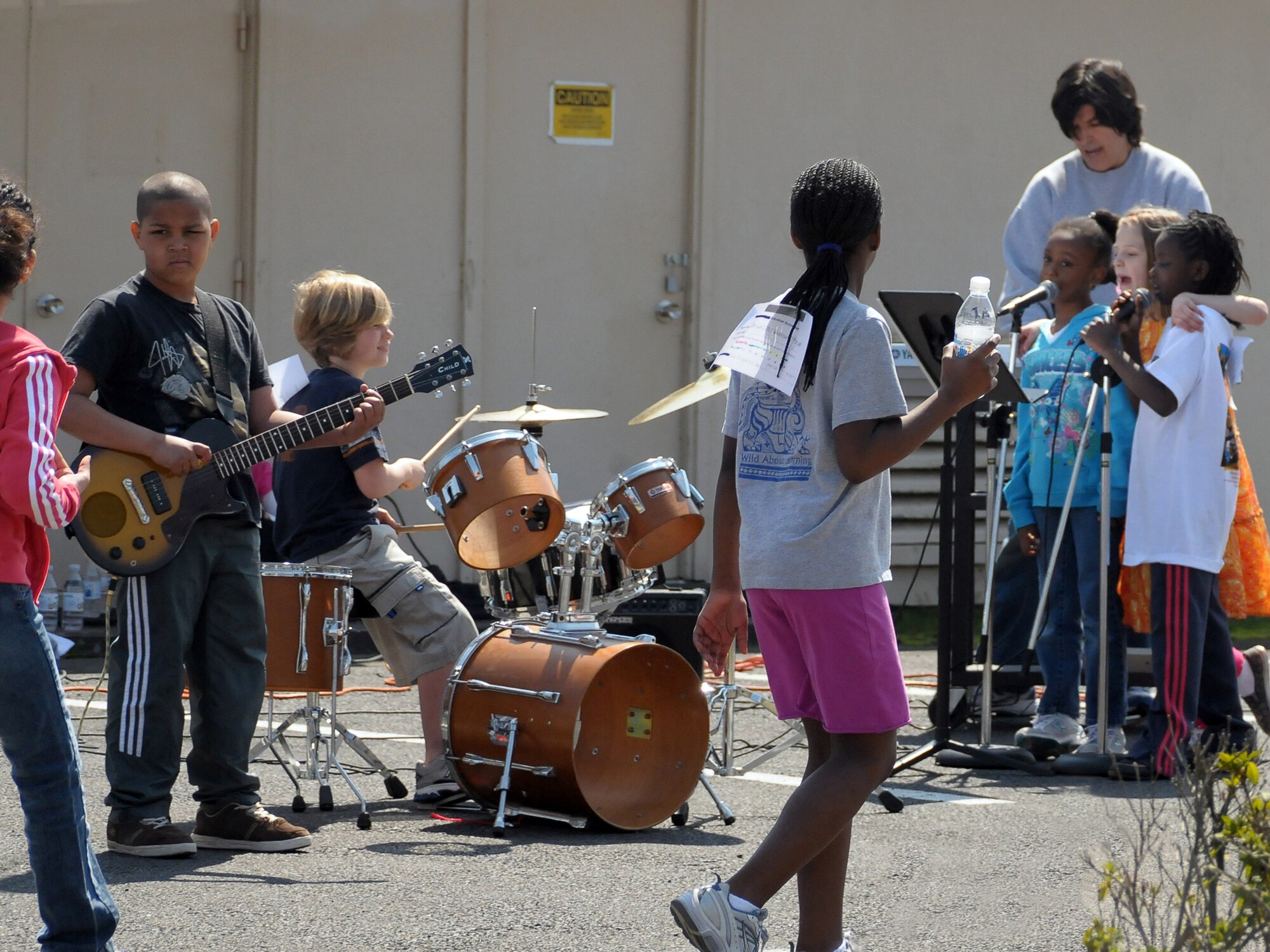 YOKOTA AIR BASE, Japan -- Students from Mr. Gordon Giannotti's third grade class 'rock out' for runners, walkers and joggers during the 2010 Jog/Walk-a-thon, April 8. The Jog/Walk-a-thon was held to raise money for Joan K. Mendel Elementary School. (U.S. Air Force photo/Airman 1st Class Katrina R. Menchaca)