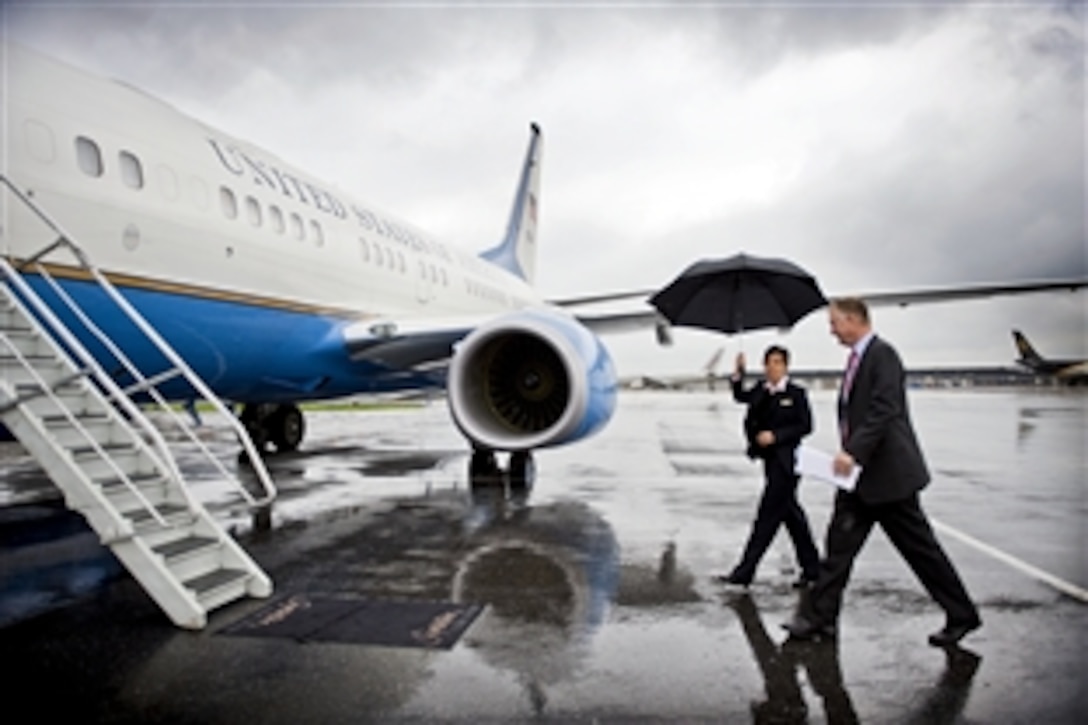 Deputy Defense Secretary William J. Lynn III boards an Air Force C-40B en route to Colorado Springs, Colo., April 13, 2010. Lynn will speak at the National Space Symposium, where he is expected to discuss the Defense Department's strategy to address the changes and challenges in military space. Lynn also will visit with U.S. Northern Command and North American Aerospace Defense Command officials.