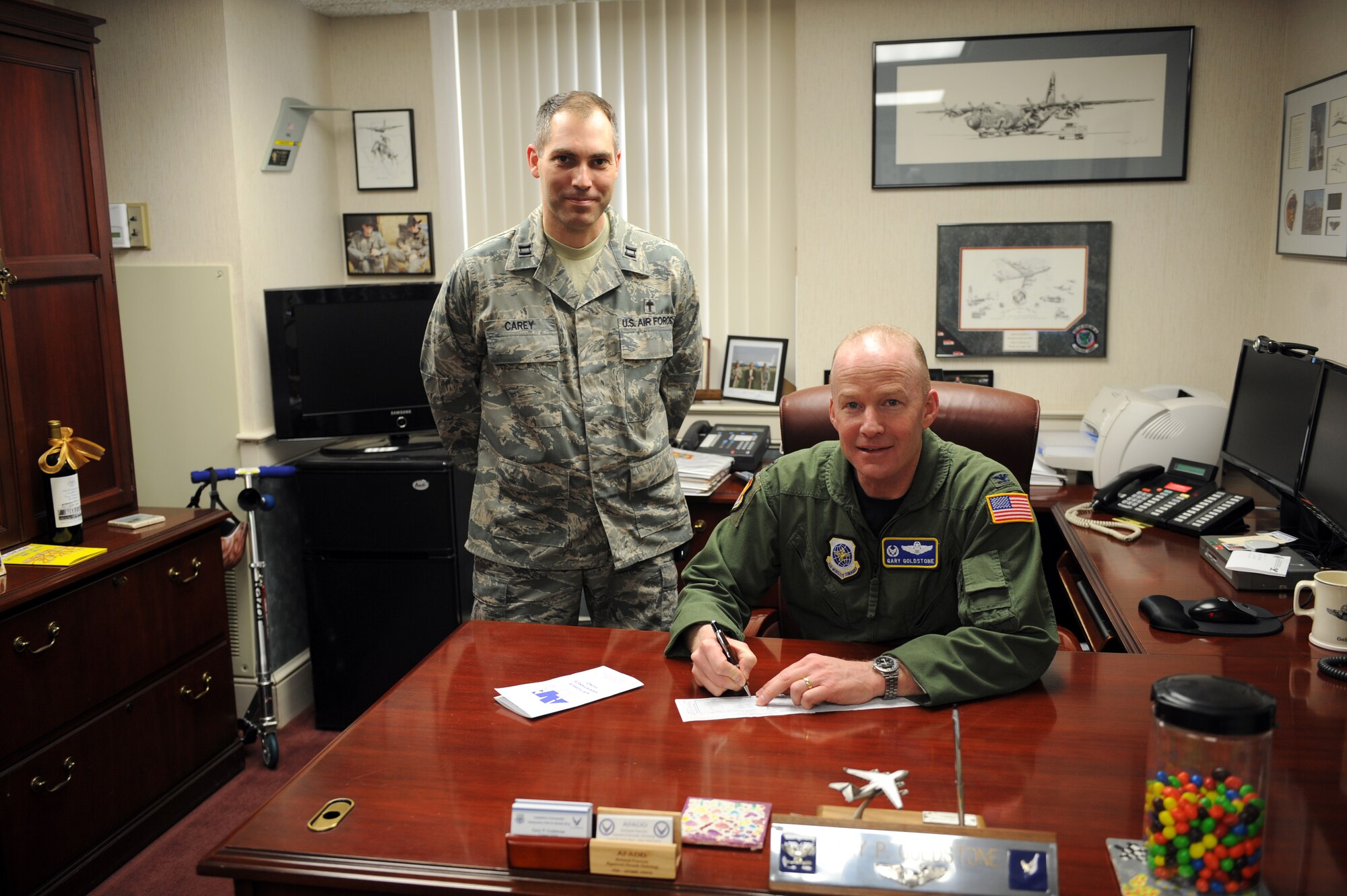SCOTT AIR FORCE BASE, Ill. -- Col. Gary Goldstone, 375th Air Mobility Wing commander, contributes to the Air Force Assistance Fund recently with Chaplain (Capt.) Michael Carey, 375th Air Mobility Wing chaplain and AFAF project officer. (Photo by Senior Airman Teresa Jennings) 