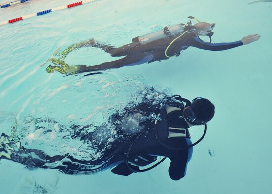 David Stelter swims in a straight line while Robert Hyde, Eglin Dive Flight instructor, observes during Day 2 of the certification course taught here at Eglin.  The class is four days over two weekends and it occurs once a month.  After taking the course, students will be certified to dive in up to 60 feet of water.  Anyone interested in attending the class, can call 850-217-1261.  (U.S. Air Force photo/Samuel King Jr.)