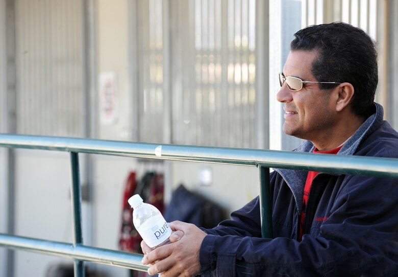 Tony Jones, a retired Air Force major and former navigator on an MC-130 Combat Talon gunship, relaxes at the Spirit Therapies equestrian center in Las Vegas, Nev. Major Jones, who was injured in Iraq as a result of a rocket attack, has been participating in the Horses Healing Heroes program for seven months and has noticed dramatic improvement in his ability to deal with stress and severe migraines. (U.S. Air Force photo/Master Sgt. Kevin J. Gruenwald)