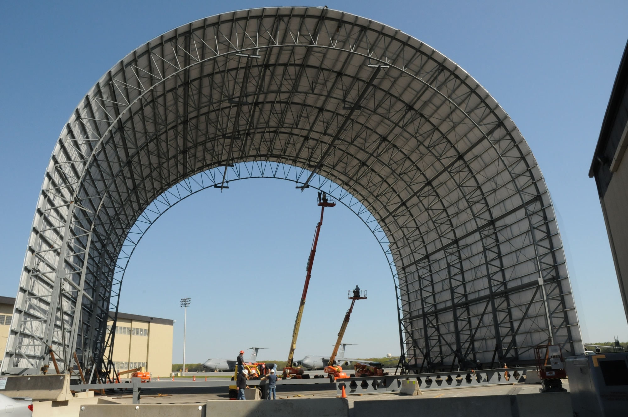 A contractor erected a $3 million Mobile Tail Enclosure April 10 at Building 712 here for the 512th and 436th Maintenance Groups. While the work on the building is not complete, the 99-foot tall, 100-foot wide structure will eventually be a short-term fix for Dover Air Force Base?s need for full-in hangars, or hangars which can hold an entire C-5 Galaxy or C-17 Globemaster III (U.S. Air Force photo/Staff Sgt. Steve Lewis)