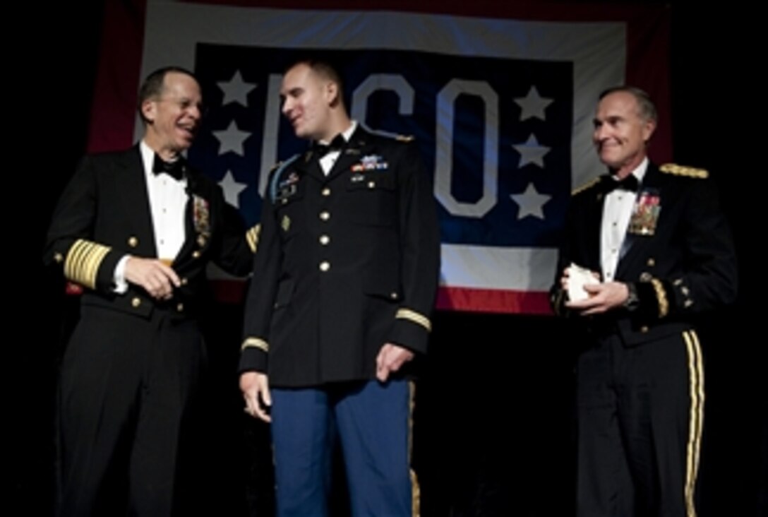 Chairman of the Joint Chiefs of Staff Adm. Mike Mullen and the Director of U.S. Army Staff Lt. Gen. David Huntoon present Army 1st Lt. Mark Wise with the Special Salute Award at the annual USO Gala at the Ritz Carlton in Arlington, Va., on April 14, 2010.  