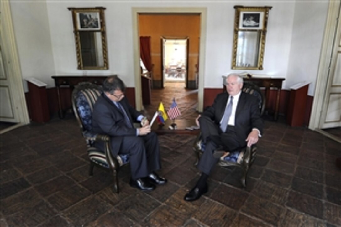 U.S. Defense Secretary Robert M. Gates talks with El Tiempo reporter Ricardo Avila at Quinta Bolivar, home of legendary political leader Simon Bolivar, in Bogota, April 15, 2010. Bolivar led Colombia and other Latin American nations to independence.
