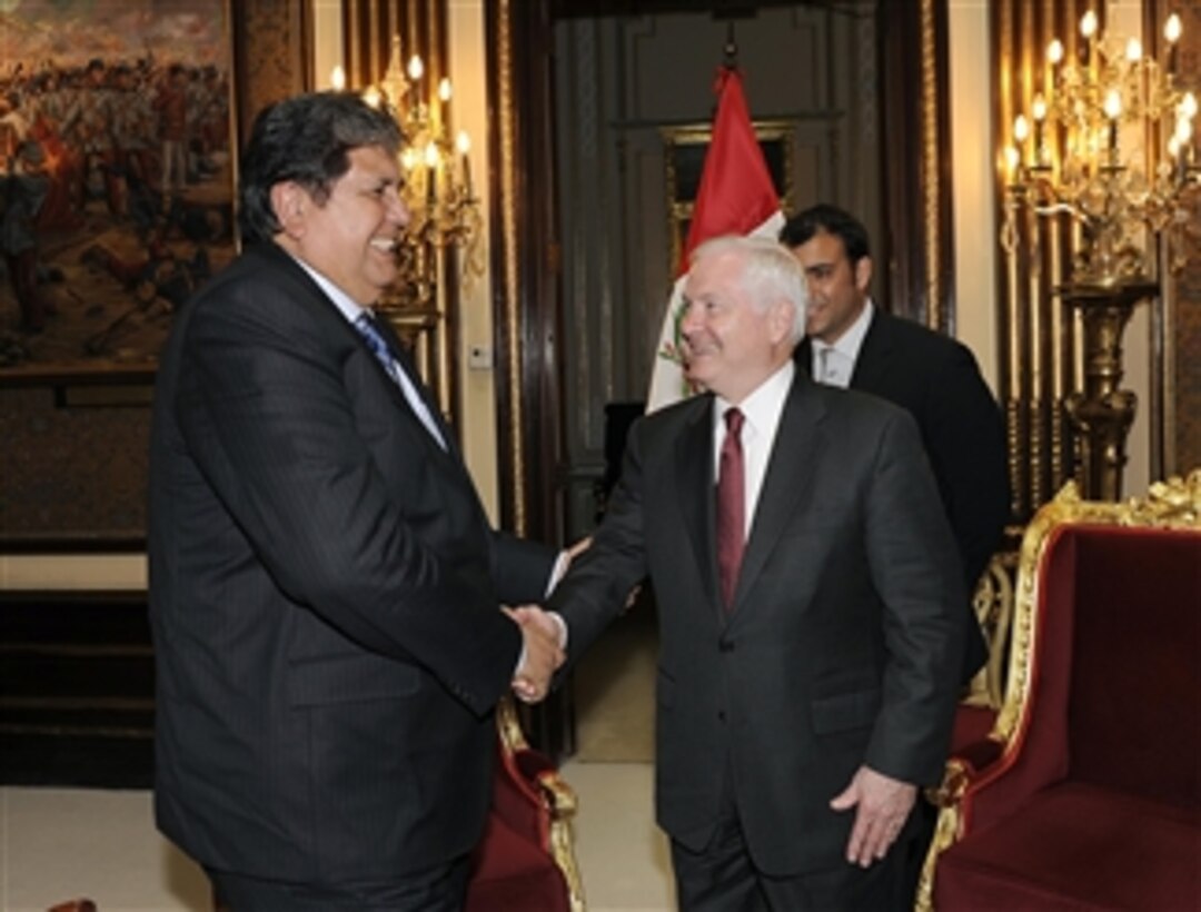 Secretary of Defense Robert M. Gates is welcomed at the Peruvian Presidential Palace by President Alan Garcia in Lima, Peru, on April 14, 2010.  