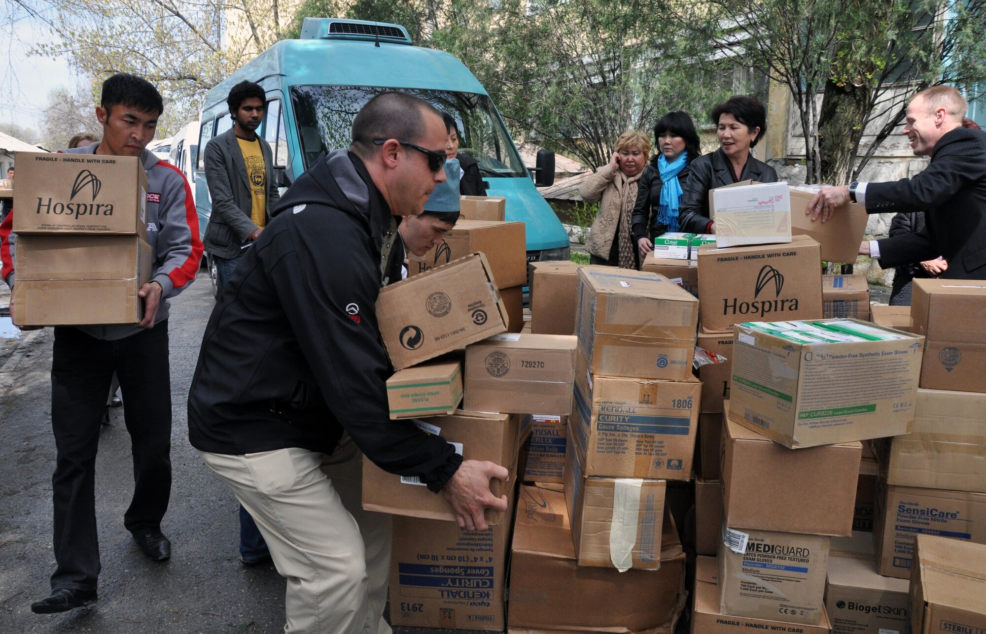 Jeff Villemarette carries needed medical supplies to the National Hospital in Bishkek, Kyrgyzstan, from the Transit Center at Manas. Airmen delivered medical supplies and food to two Bishkek hospitals April 15, 2010, and visited with patients who were injured in last week?s unrest, which killed 83 and injured approximately 500. (U.S. Air Force photo/Staff Sgt. Carolyn Viss)