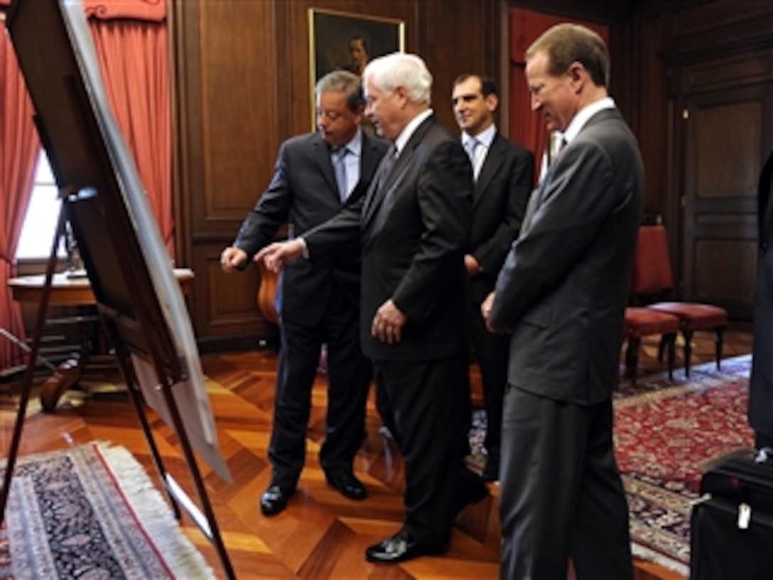 Colombian Minister of Defense Silva, Secretary of Defense Robert M. Gates (2nd from left) and U.S. Ambassador to Colombia William R. Brownfield talk at the Presidential Palace prior to meeting with President Alvaro in Bogota, Colombia, on April 15, 2010.  