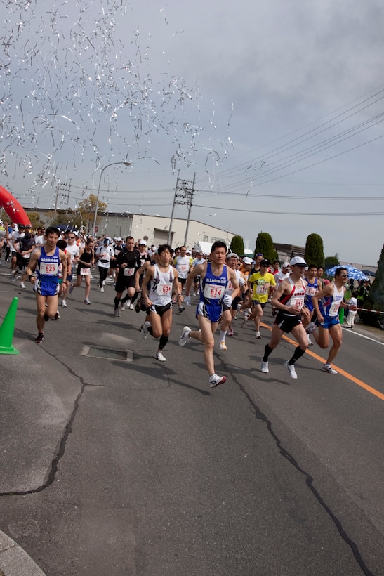 Marathon participants kick off the race at 10:10 a.m. at the 44th annual Kintai Marathon at the IronWorks Gym here April 18. Fujiwara Mayumi came in first for the women’s division of the full marathon with a time of 3:27:17, while Nagashita Takahisa took first in the men’s division with a time of time of 2:38:47.