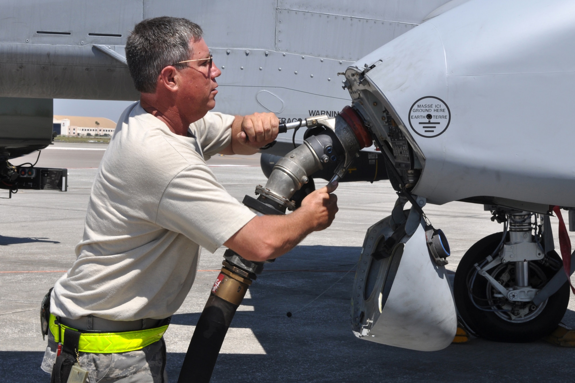 Tech. Sgt. Mike Ziegler, crew chief, 717th Aircraft Maintenance Squadron, refuels an A-10 Thunderbolt II at MacDill Air Force Base, Fla., April 1, 2010. More than 100 Airmen from the 917th Wing, Barksdale Air Force Base, La., participated in Patriot Everglades, which supported the training of Joint Terminal Attack Controllers (JTAC) and Combat Search and Rescue (CSAR) operations. (U. S. Air Force Photo/Tech. Sgt. Jeff Walston)