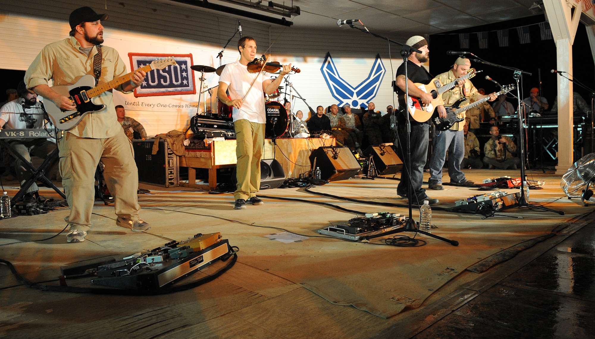 The Zac Brown Band brings a little piece of "down home" to the Airmen and
Soldiers stationed at Kirkuk Regional Air Base during their performance on
April 17, 2009.  The KRAB was just one of several visits the band made
during their week-long tour to Iraq. The band opted to spend time with
deployed troops rather than attend the Academy of Country Music Awards
happening this week in Las Vegas. They were up for three awards.  (U.S. Air
Force photo/Staff Sgt. Tabitha Kuykendall/Released)
