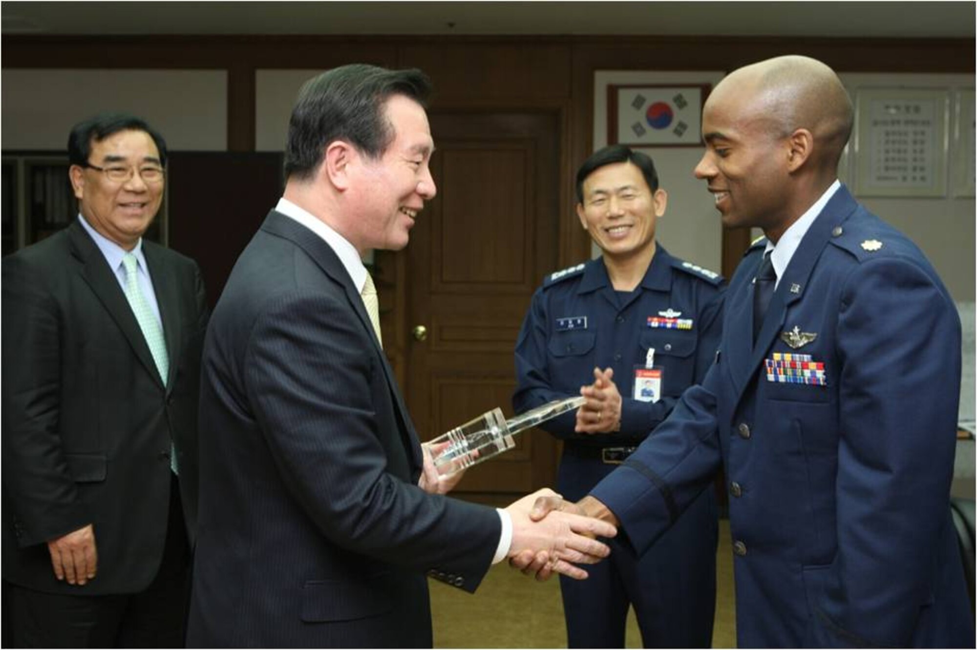 U.S Air Force Maj. Ashley B. Clayborne who is currently assigned to ROKAF 19th Fighter Wing located in Choongju receives the honorary citizenship certificate from the Choongju Mayor Ho-Bok Kim at the city hall on Apr. 19. (Courtesy photo) 