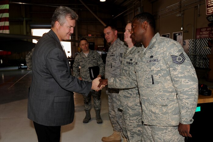 Nellis Air Force Base, Nev-Chief Master Sgt. of the Air Force (Ret) Gerald Murray shakes hands with Tech Sgt. Phillip Carter at Nellis Air Force base on April 16, 2010. Murray is 14th Chief Master Sgt. of the Air Force and the guest speaker at the 57th Wing Maintenance Professional of the Year Banquet. (U.S. Air Force photo by Senior Airman Brian Ybarbo/RELEASED) 