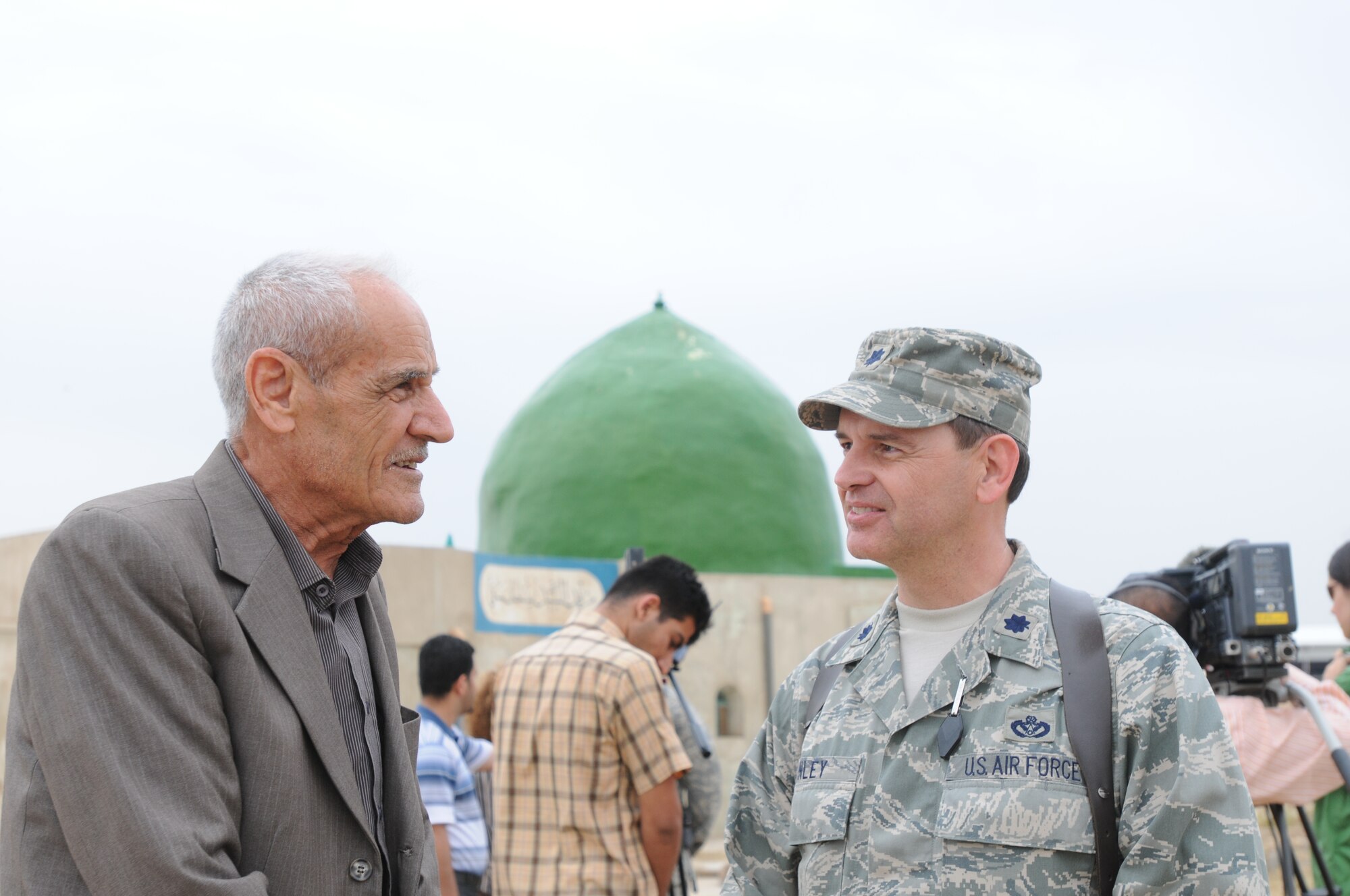 Lt. Col. Bruce Finley, 506th Air Expeditionary Group vice commander talks with a gentleman from the Turkmen Shi’a community during a visit of the Sultan Saqi Shrine April 17, 2010 on Kirkuk Regional Air Base, Iraq. (U.S. Air Force photo/Master Sgt. Martie Moore)