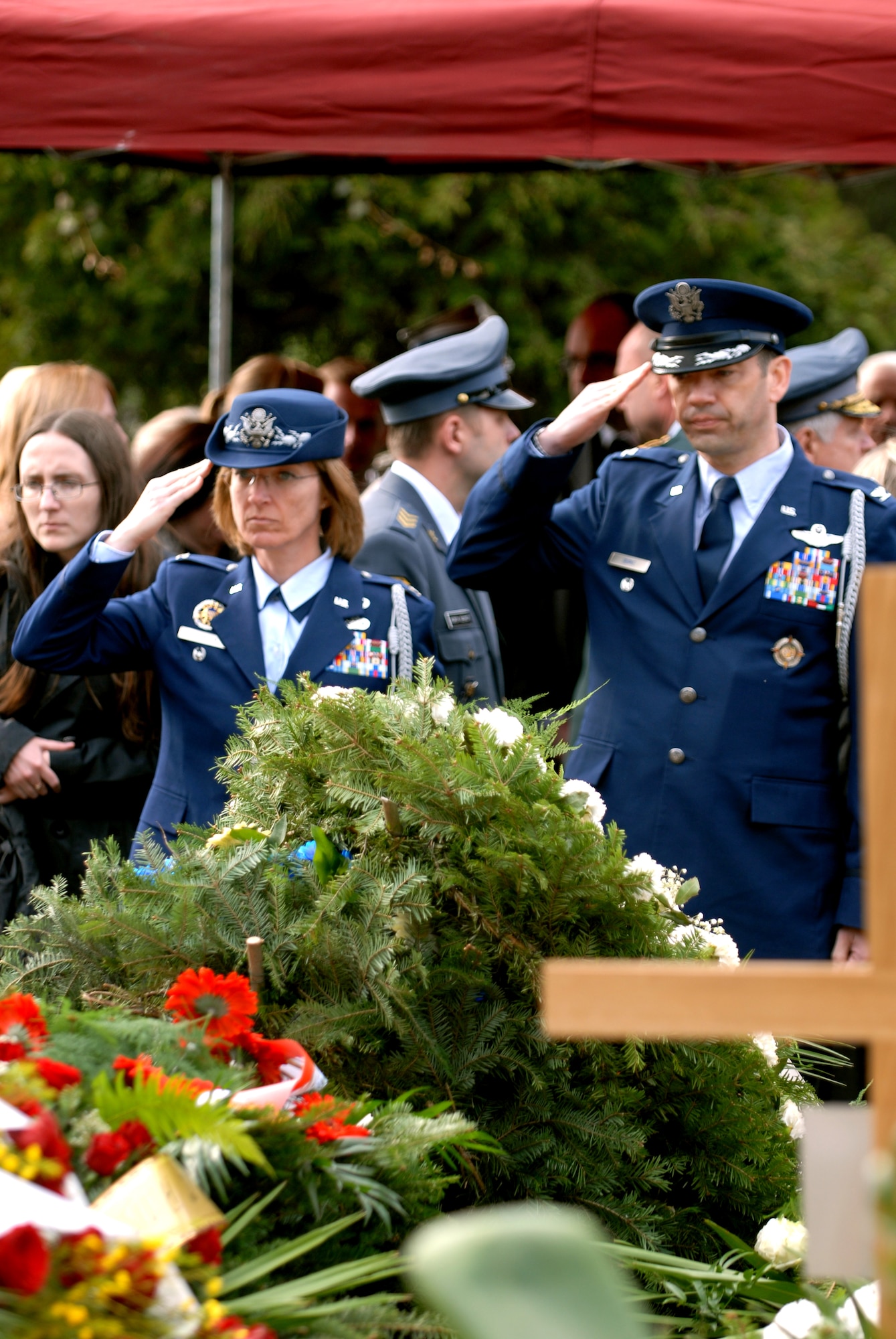 Air Force Cols. Tim Burke and Mary Peterson present final salutes to
Polish Gen. Franciszek Gangor, Chief of the General Staff of the Polish
Armed Forces, at Warsaw’s Powazki Cemetery April 21. Colonel Burke is the chief
of the U.S. Embassy’s Office of Defense Cooperation, and Colonel Peterson is
the Defense Air Attaché. (U.S. Air Force photo/Capt. John Ross)