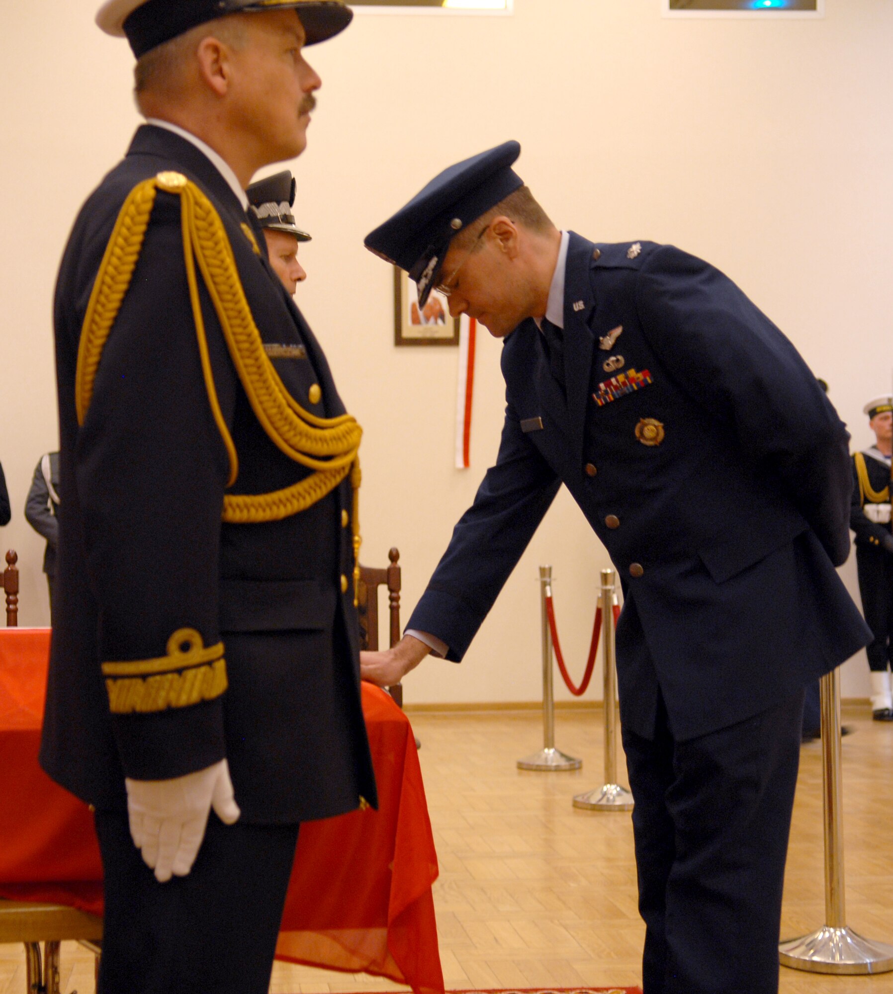 Air Force Lt. Col. Scott Wallace pays respects to Polish Gen. Franciszek
Gangor, Chief of the General Staff of the Polish Armed Forces, at the Polish
General Staff Headquarters in Warsaw, April 20. Colonel Wallace works in the Office
of Defense Cooperation in the U.S. Embassy in Warsaw. (U.S. Air Force photo/Capt. John Ross)