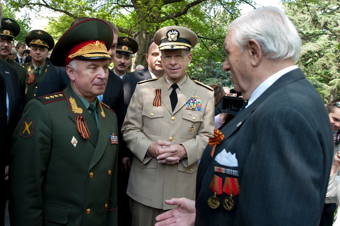 Russian Gen. Nikolay Makarov, chief of the General Staff of the Russian Federation, and U.S. Navy Adm. Mike Mullen, chairman of the Joint Chiefs of Staff, meet with Gregory Gagarin, a World War II veteran at a wreath-laying ceremony at Arlington National Cemetery, Va., April 23, 2010. The event commemorates the 65th anniversary of the link up of U.S. and Soviet forces during World War II at Elbe River in Germany, April 25, 1945.