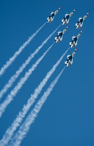 BARKSDALE AIR FORCE BASE, La. – The U.S. Air Force Thunderbirds perform a delta bottom-up pass during the 2010 Defenders of Liberty Air Show April 24. The Thunderbirds performed 16 different maneuvers to showcase the F-16’s capabilities and to entertain Barksdale Airmen and the local community. (U.S. Air Force photo by Senior Airman Chad Warren)(RELEASED)