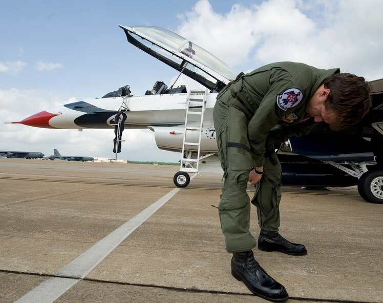 BARKSDALE AIR FORCE BASE, La. -- Drew Brees, New Orleans Saints quarterback and Super Bowl XLIV MVP, suits up before a flight in a United States Air Force Thunderbirds' F-16 here Friday, April 23. Drew Brees and teammate Jabari Greer visited Barksdale to meet with Airmen and fly with the Thunderbirds. (U.S. Air Force photo by Senior Airman Chad Warren)(RELEASED)