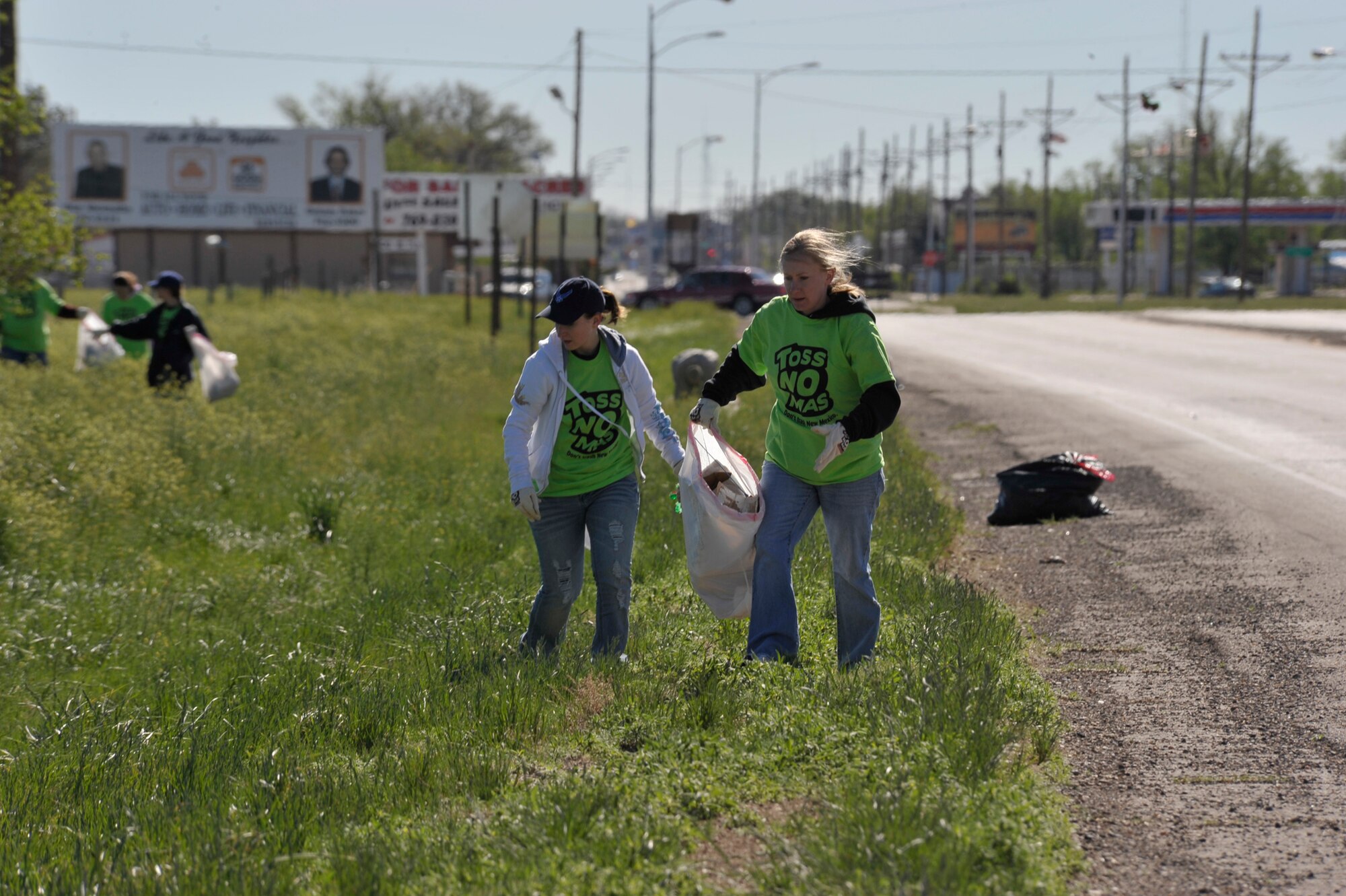 Cannon joins community in clean up efforts > Cannon Air Force Base > News