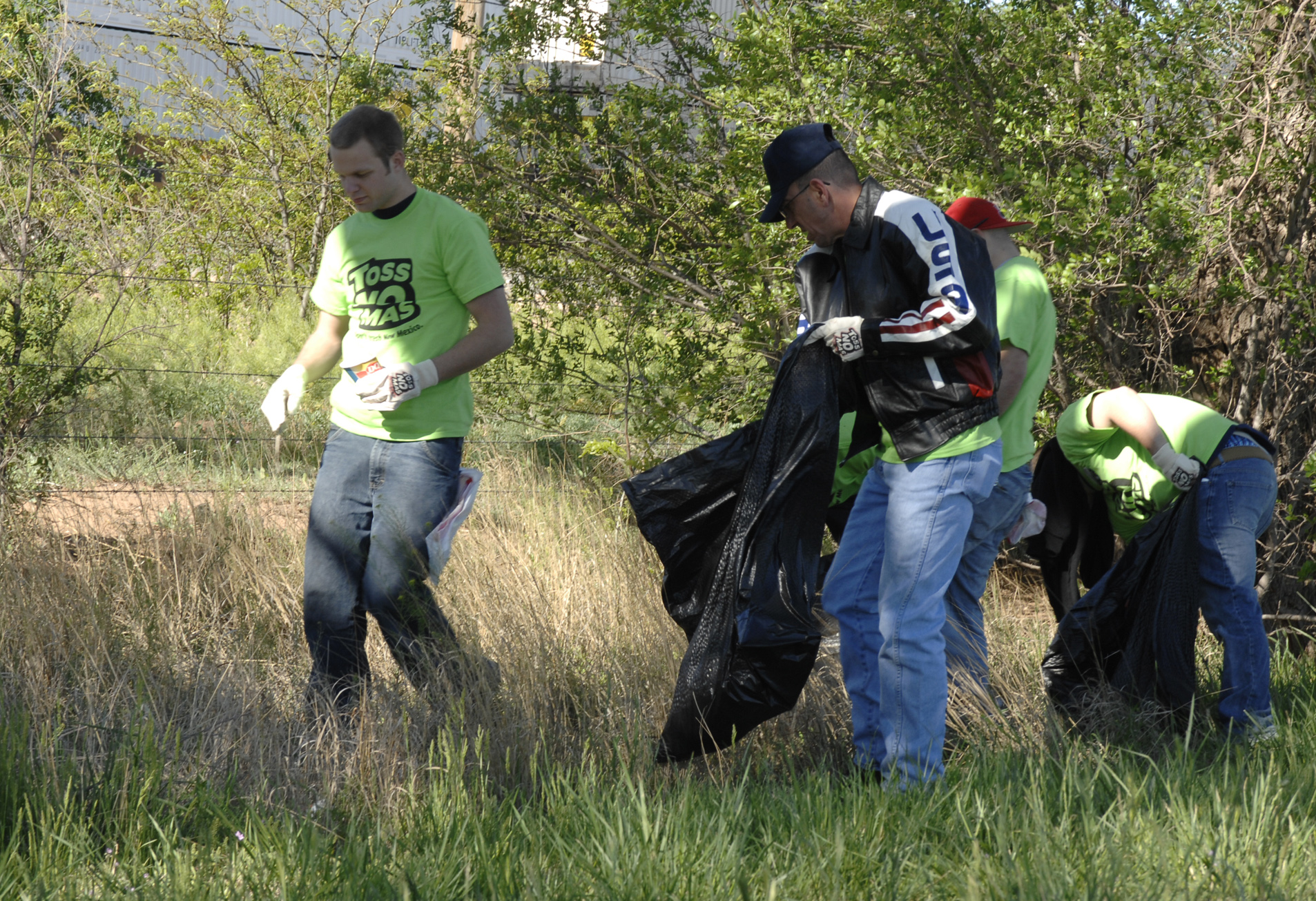 Cannon Airmen join city cleanup campaign