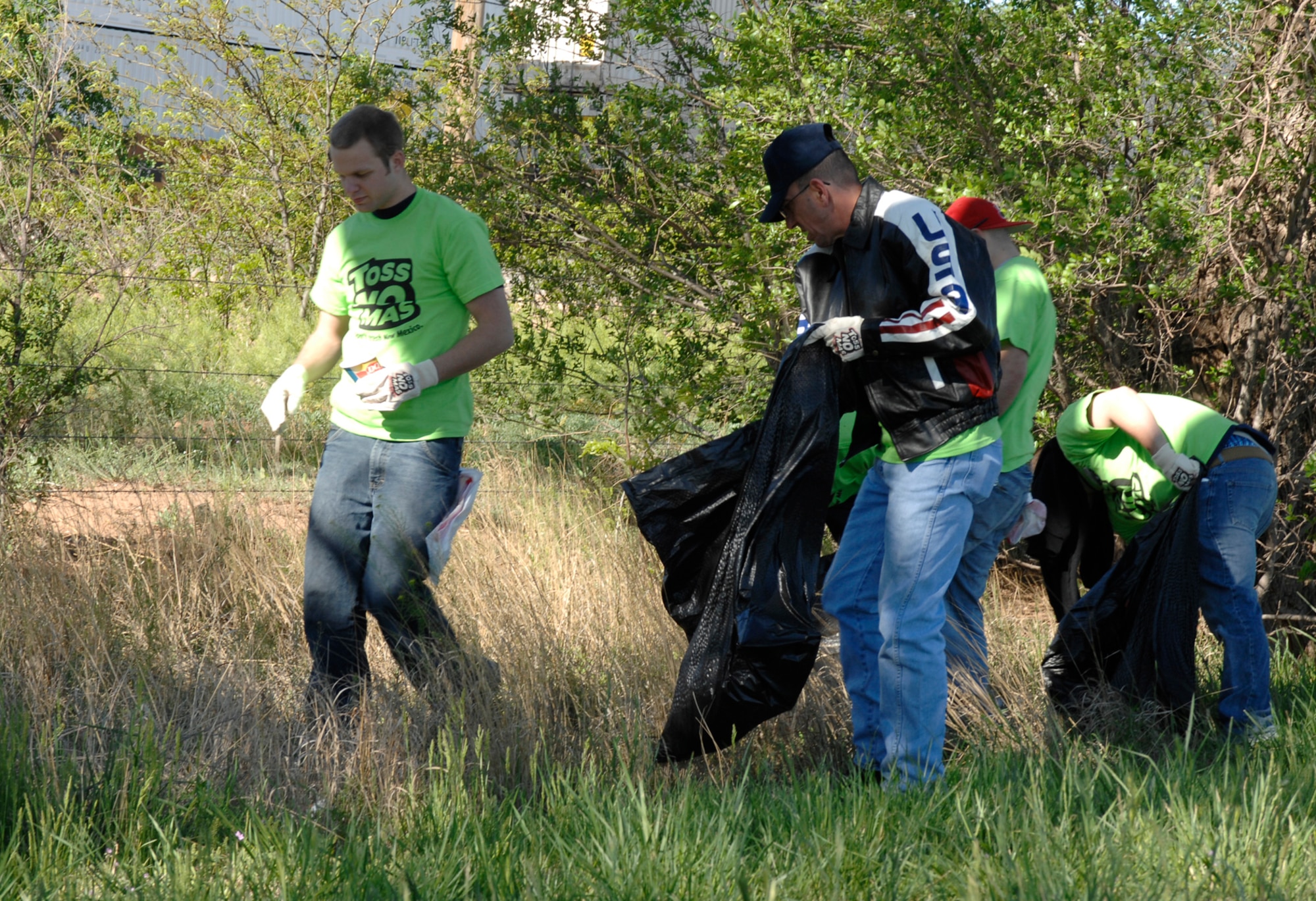 Cannon joins community in clean up efforts > Cannon Air Force Base > News