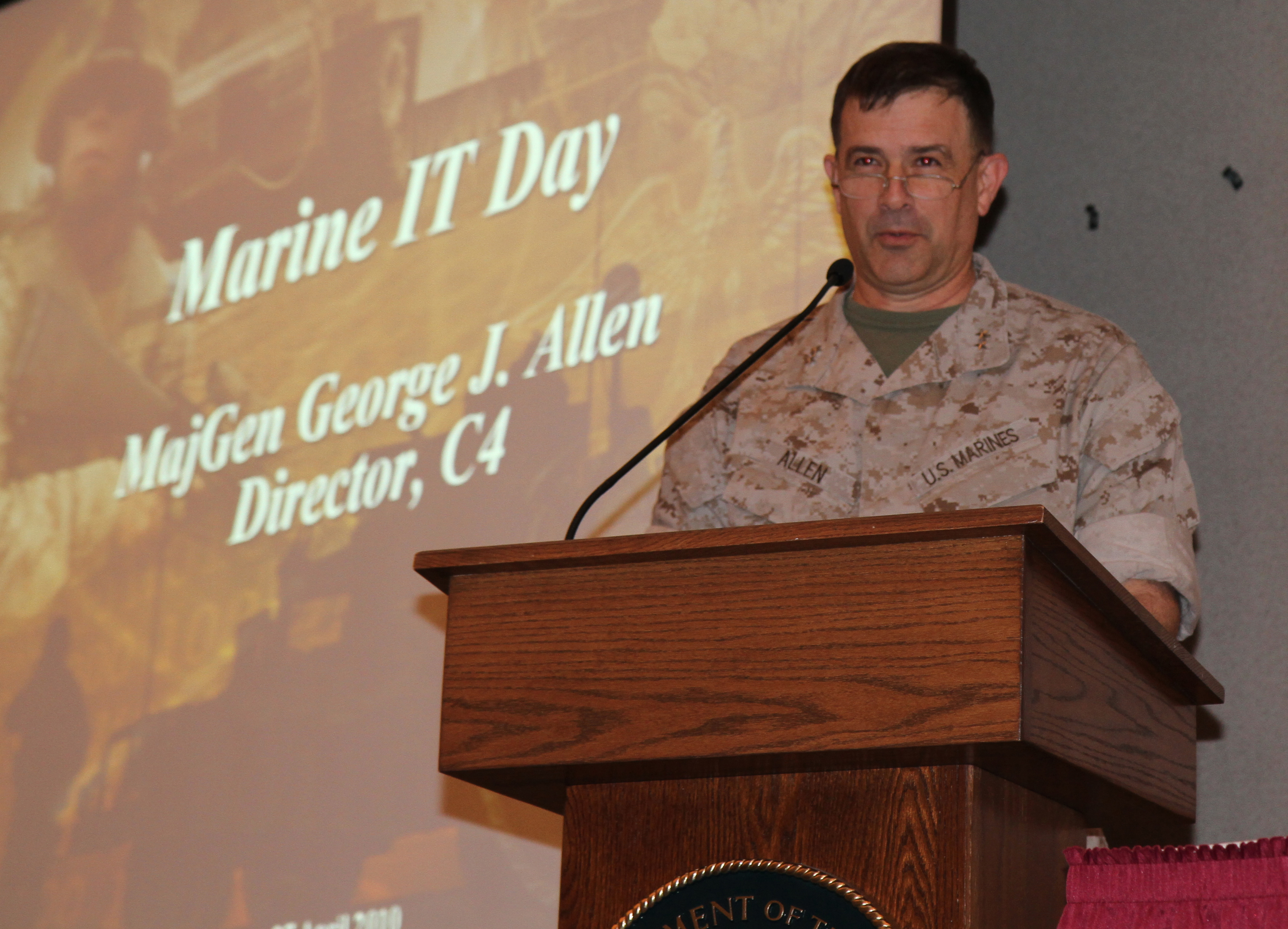 IT execs get low down on Corps’ innovation > Headquarters Marine Corps